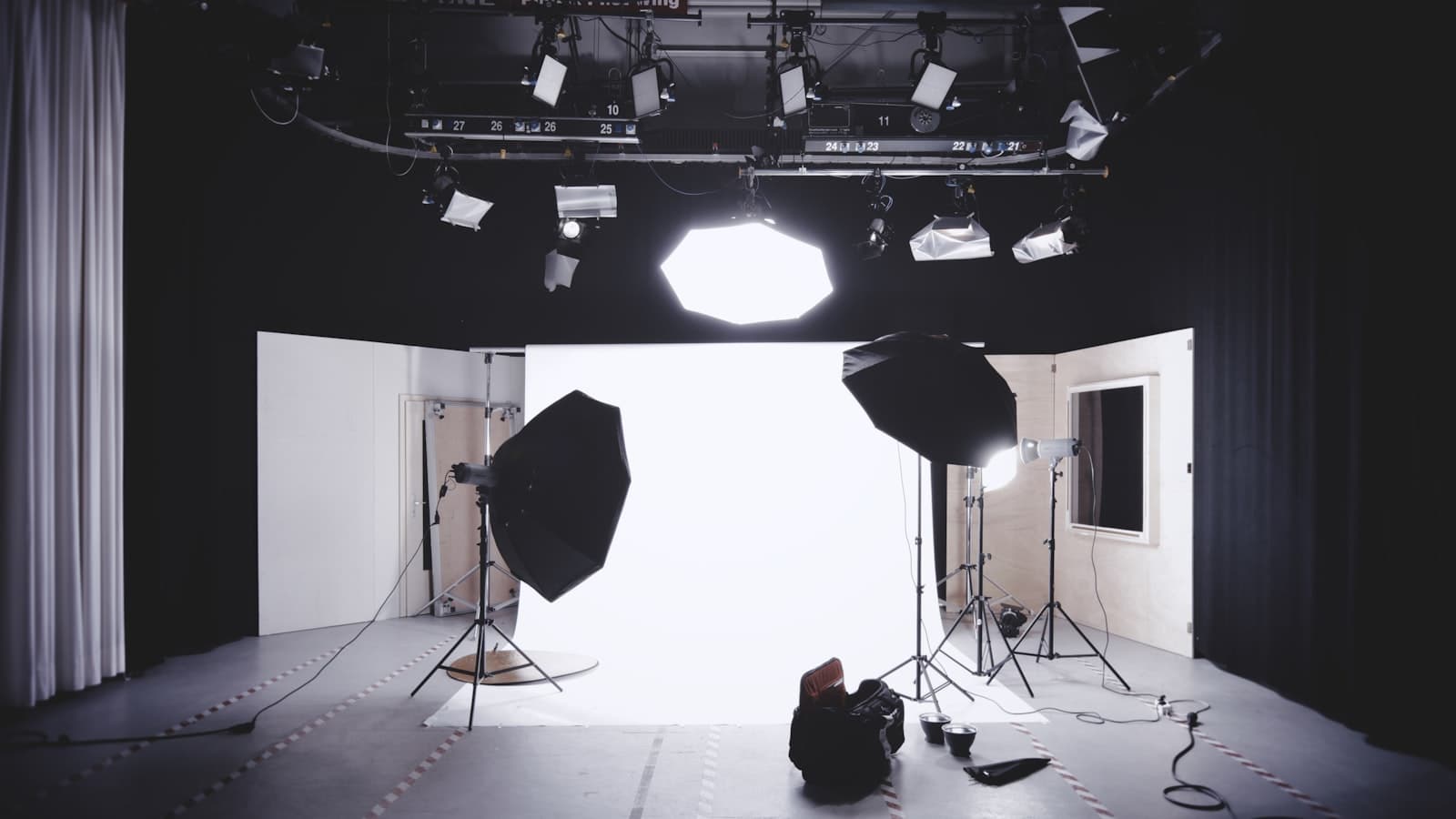Kamerautrustning uppställd i en fotostudio