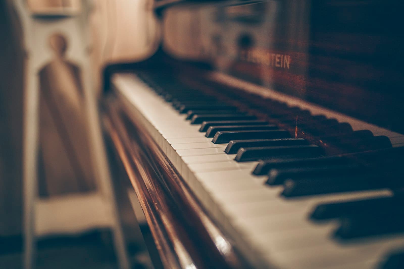 Pianotangenter under en musiklektion