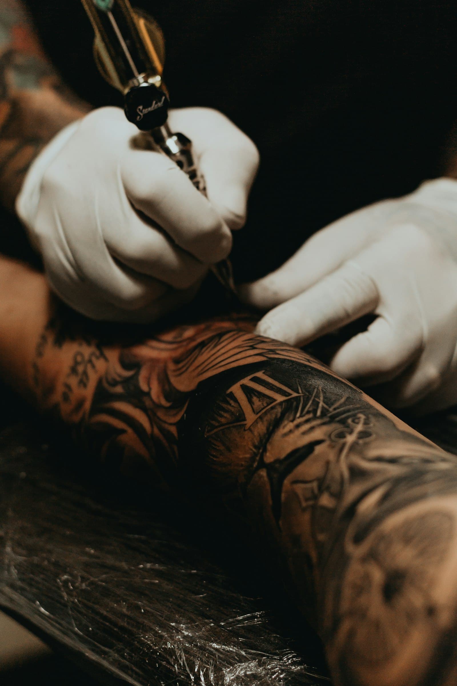 Tatuerare som arbetar på en kund