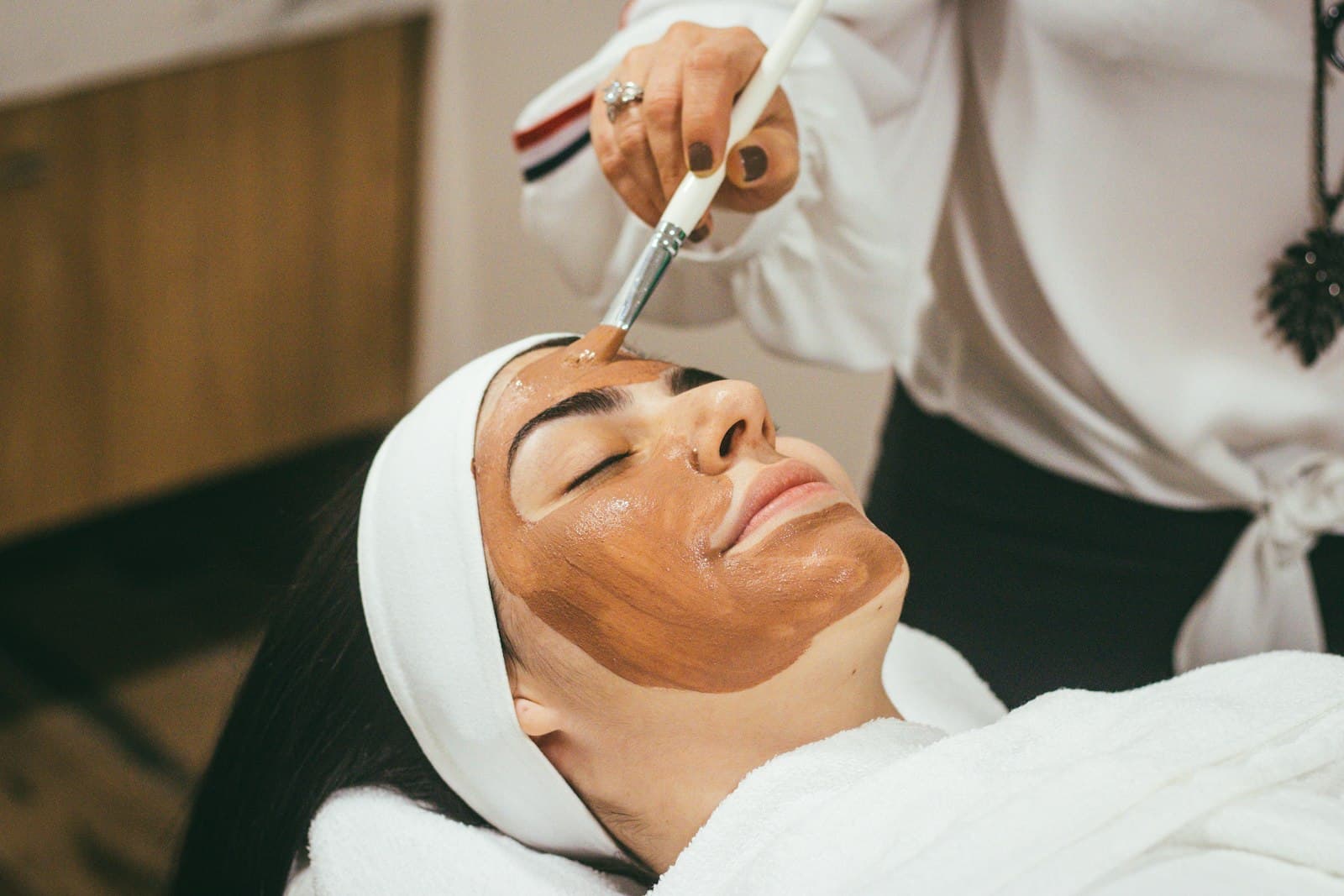 Ansiktsbehandling med mask på en hudvårdsklinik